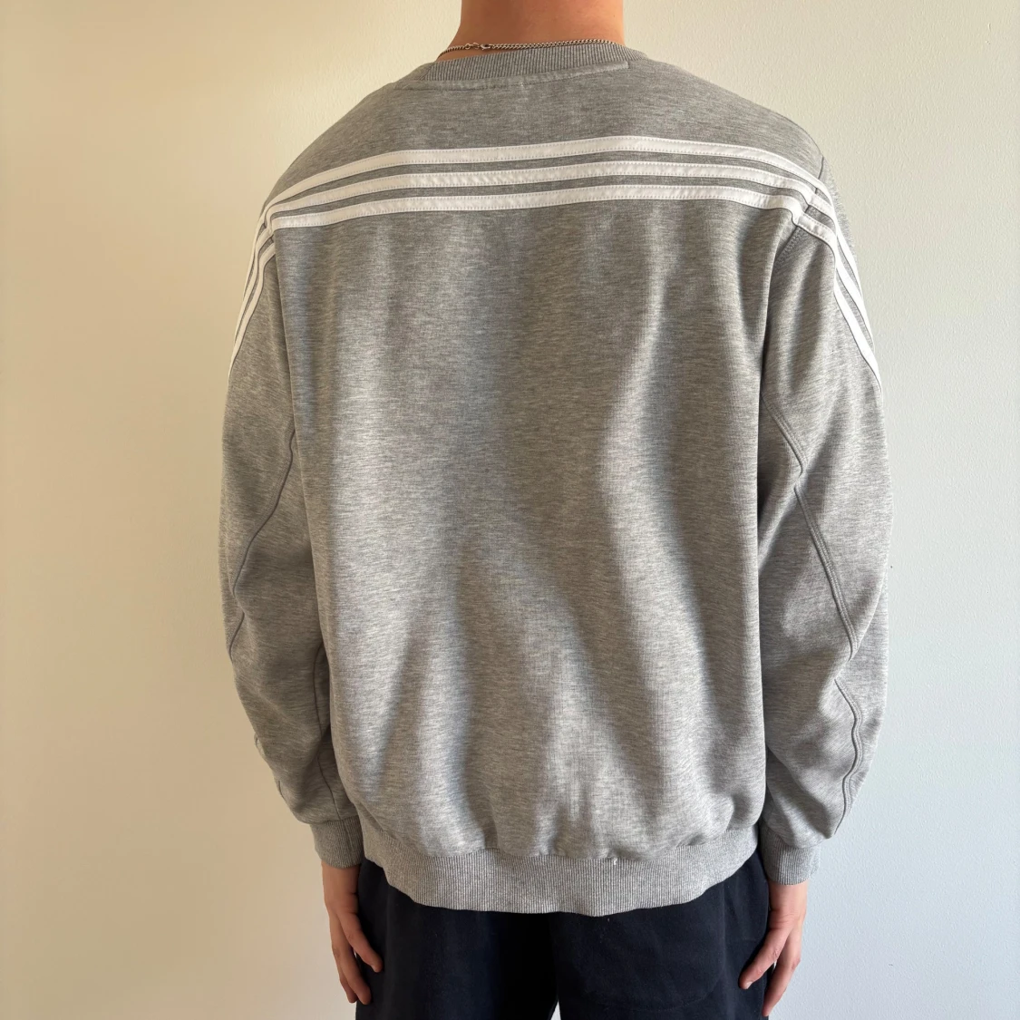 Grå sweatshirt med vita ränder från Adidas - 2