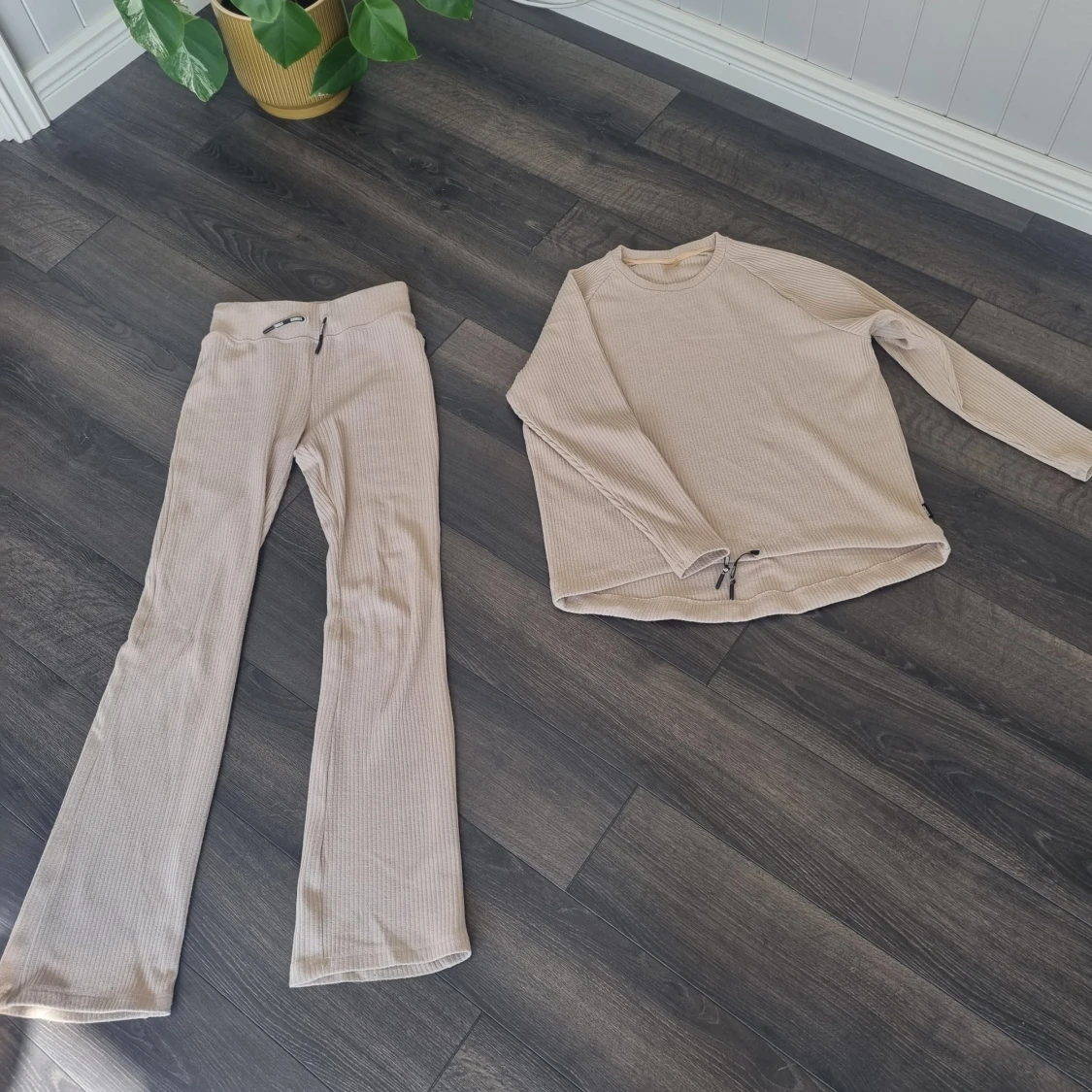 Beige ribbade byxor och tröja från Stronger