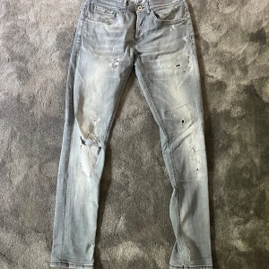 Dondup destroyed George grå jeans - Säljer ett par Dondup George grå destroyed jeans. Dessa e extremt populära och just denna modell är jättesvår att få tag på beggat. Skick 9/10, det är byxorna på bilden. Fraktas samma dag. Hör av dig vid frågor!