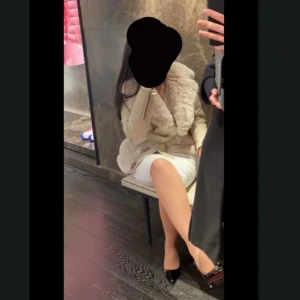 Beige skinnjacka med pälsdetaljer och bälte - Säljer en beige skinnjacka med lyxiga pälsdetaljer vid krage och ärmslut. Jackan har ett bälte i midjan, dragkedjor samt quiltade detaljer på axlarna. Fick tyvärr inte med alla bilder hör gärna av dig vid intresse så skickar jag fler! Pris kan diskuteras.