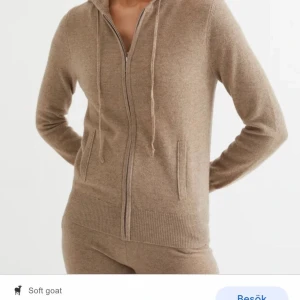 Soft goat  - Soft goat kofta i beige! Så fin och skön men kommer ej till användning 💟⭐️ ser ut som ny! Köpt för 2495, säljer för 1400! Skriv för fler bilder ☺️