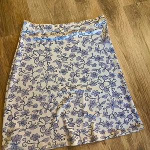 Blommig knälång kjol - Super söt blommig knälångkjol!!💕