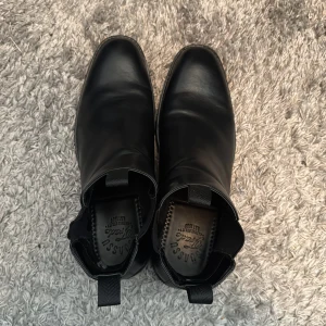 Svarta läderskor  - Skorna är gjorda i äkta läder. De har en mjuk sula vilket gör de väldigt sköna att ha på sig. Speciellt på bröllop när man står upp så mycket 