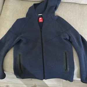 Nike tech fleece - Hej säljer ni min Nike tech fleece för att råka köpa den lite för liten. Den är knappt använd har använt den max 2 gånger. Det finns inga skador och priset kan diskuteras vid snabb affär.