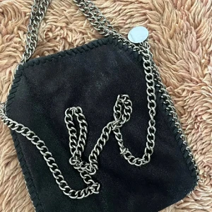 stella mccartney liknande väska  - säljer min svart stella mcartney liknande väska!! den är i bra storlek och nästan aldrig andvänd  skriv för fler bilder och pris kan diskuteras