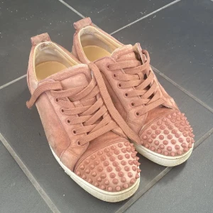 Rosa loubs🩷 - Säljer ett par snygga rosa loubs. Lite slitningar som jag personligen tycker är snygga på skorna. Använd gärna köp nu!⚡️🙌