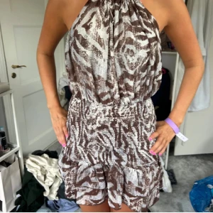 Zara zebra klänning - Super snygg eftertraktad klänning från Zara! Passar mig som är 170!❤️ inga defekter!!xs/s