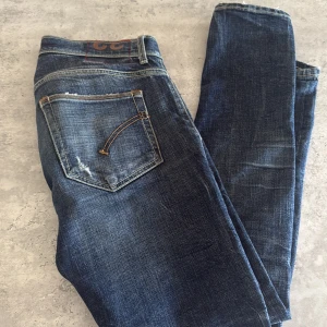 Dondup byxor  - Säljer ett par snygga dondup byxor i storlek 33 men passar 31.  Skit snygga slitningar som är från fabrik. Priset ej hugget i sten!