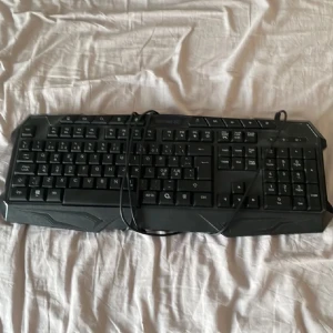 Svart tangentbord Mission SG - Säljer ett svart tangentbord från Mission, modell SG. Tangentbordet har en klassisk layout med numerisk del och ansluts via kabel. Designen är robust med markerade kanter och passar bra till gaming eller kontorsbruk.