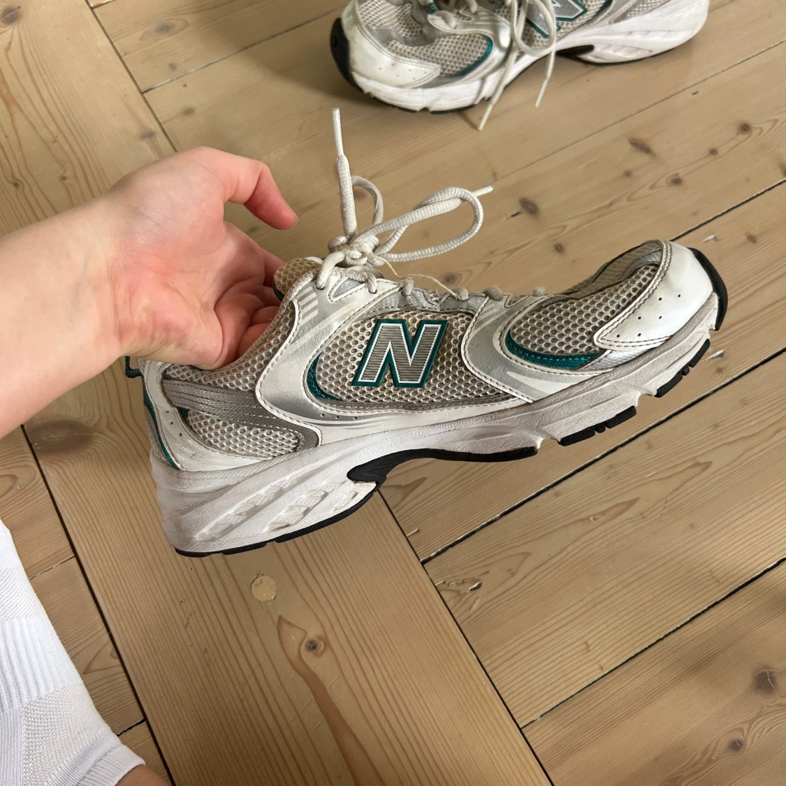 Gråa New Balance sneakers med gröna detaljer - 1