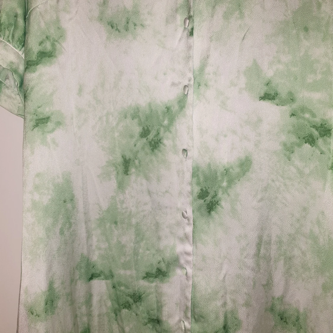 Grön och vit långklänning med knappar - 1