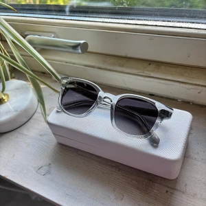 Chimi glasögon 02 - Ett par fräscha chimiglasögon i genomskinligt plats. Dom är i mycket bra skick men har använt några gånger därav priset. Pris kan diskuteras. 