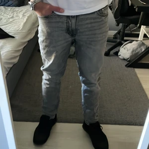 HM JEANS  - Jeansen är i gott skick, använda fåtal gånger. Köpt på HM - 400kr. Storlek 30/32. Modell:Tapered Regular fit. 