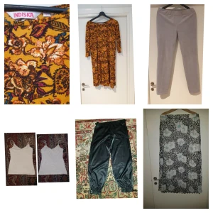 Mix av byxor och byxdressar från olika märken - Flera byxor och en byxdress. En byxdress i gult med blommigt mönster från Indiska, ett par gråa skinny byxor, ett par svarta loose byxor med resår och en kjol med svartvitt mönster. Perfekt för dig som gillar olika stilar och material.