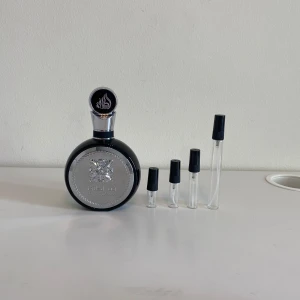 Lattafa Fakhar 🍏  - Perfekt för varje dags användning, som är fräsch med noter av citrus. 🤩1ml: 15kr 2ml: 19kr 3ml: 22kr 5ml: 35kr 10ml: 59kr