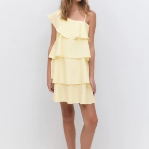 Gul volangklänning  - Slutsåld ljusgul klänning med flera volanger och oneshoulder. Klänningen har en axelbandslös sida och ett smalt axelband på andra sidan som man även kan klippa av om man inte vill ha💛Köpt på Gina Tricot young för 300kr, helt ny aldrig använd. Kontakta mig gärna för frågor💕Jag säljer två olika, en strl 164 och en strl 158.