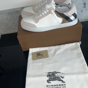 Vit beigea Burberry skor - Vita burberry skor i storlek 42. Box dustbag och burberry kort medföljer.