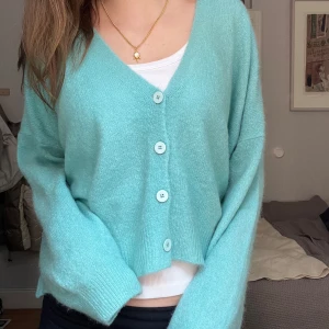 Turkos kofta med knappar - Supersnygg kofta i alpackaull mix, står ingen storlek men sitter som s-m💕💕