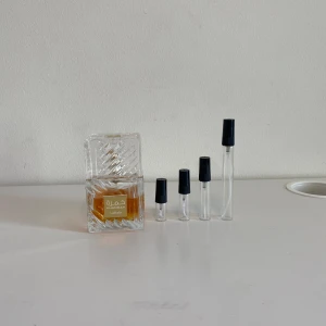 Lattafa Kamrah 🍦  - En riktigt god parfym från Lattafa luktar som en ny bakad äppelpaj! 🤩1ml: 15kr 2ml: 25kr 3ml: 35kr 5ml: 45kr 10ml: 65kr 