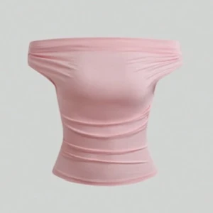 Ljusrosa tubtopp från SHEIN - Säljer en ljusrosa tubtopp från SHEIN i stretchigt och mjukt material. Toppen är axelbandslös och har en tight passform som sitter snyggt på kroppen. Perfekt att styla till jeans eller kjol för en trendig look.