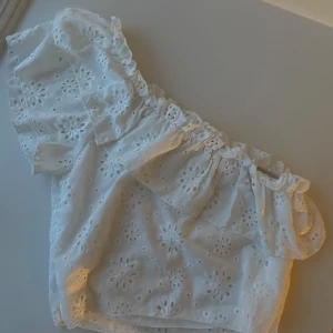 Vit broderad one shoulder topp - Söt vit topp som inte kommer till användning🥰TRYCK INTE KÖP NU då jag säljer på Vinted me så skriv innan🫶🏻
