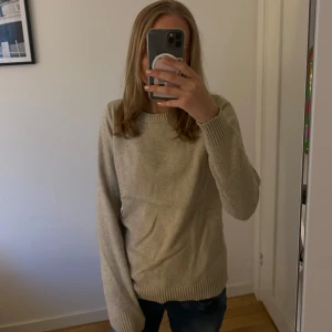Beige stickad tröja från VILA - Stickad tröja från vila. Är använd men ändå i bra skick och har inga defekter❣️❣️❣️