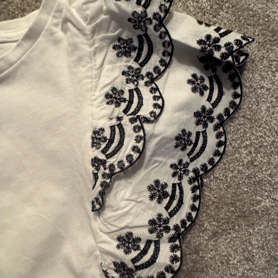 Vit topp med broderade volangärmar från Zara - 2