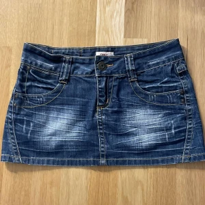 Lågmidjad jeanskjol  - Super fin jeanskjol men som tyvärr inte passar mig längre💗💗Midjemått 38cm