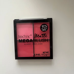 Technic Matte Mega Blush - En fyrkantig duo-rougepalett från Technic med matta nyanser i rosa och korall. Perfekt för att ge kinderna en fräsch färg. Kommer i en kompakt plastförpackning med genomskinligt lock. ENDAST SWATCHAD