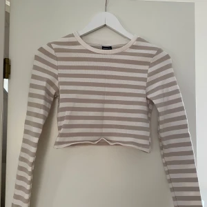 Randig topp - Använd fåtal gånger. Köpt på Plick men är från Gina Tricot. Är i bra skick! 