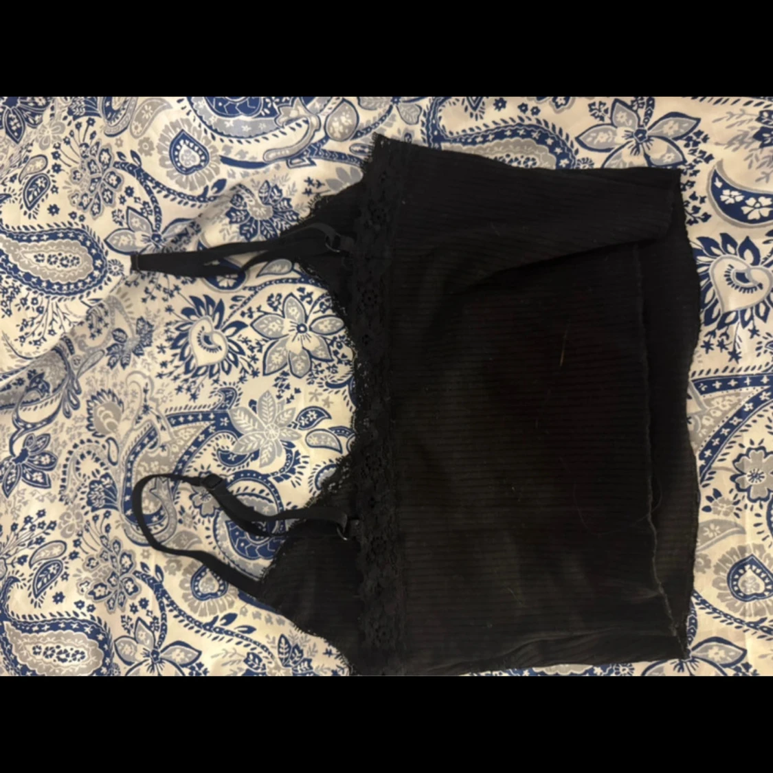 Svart croppad linnetopp med spets - 1