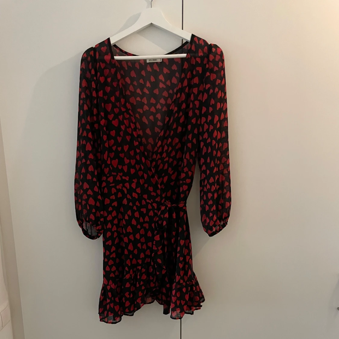 Svart omlottklänning med röda hjärtan från KILIBBI