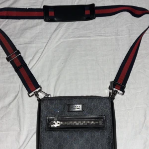 Gucci Axelväska - Snygg axelväska från Gucci, Äkta. Finns slitage på bandet (se sista bild) finns även digitalt kvitto. Använd ett bra tag men fortfarande fräsh! 