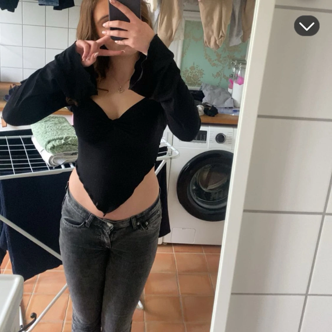 Mörkgrå jeansbyxor med låg midja