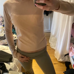 Ljusrosa stickad tröja  - Säljer en enkel och stilren rosa stickad tröja med rund halsringning. Tröjan har lång ärm och en tight passform, perfekt att matcha med jeans eller kjol. Supermjuk och skön att ha på sig!☺️