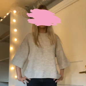 Beige stickad tröja från Gina Tricot - Mysig beige stickad tröja från Gina Tricot. Tröjan har rund halsringning och långa ärmar med ribbade muddar. Perfekt för lager-på-lager och enkel att matcha med olika outfits. Tröjan har ett litet hål men märks knappt av, skriv för fler bilder.