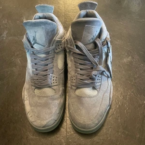 Nike Air Jordan 4 x KAWS grå sneakers - Säljer ett par Nike Air Jordan 4 x KAWS sneakers  köpta från usa Men passade inte och kunde ej lämna tillbacka så helt nya