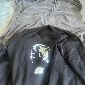 Svart sweatshirt med tryck - Svart sweatshirt med vit tryckt design framtill av ett ansikte och texten 'Need money for Porsche' på ryggen tillsammans med en liten flaska. Perfekt för dig som vill ha en fräsch och unik tröja nu inför våren och sommaren😉