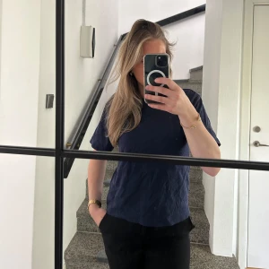 Mörkblå t-shirt - En vanlig blå T-shirt från Gina 