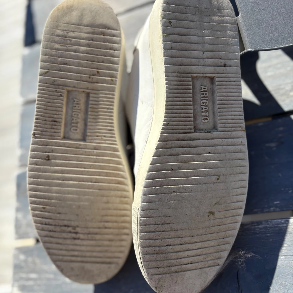 Vita sneakers från Axel Arigato med broderad fågel - 4