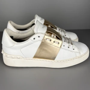 Valentino Open Guld - Modell: Valentino Open Guld | Skick: 9/10  | Storlek: EU 36 1/2 | Pris: 2399kr | Tillbehör: Inget | Fler frågor? Hör av dig isåfall!