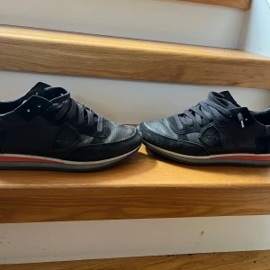 philippe model trpz - Säljer ett par Philippe model trpz i rätt så bra skick de är storlek 40 men passar 41-42 hör av er med minsta fundering. Priset går at diskutera 
