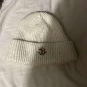 Vit ribbad mössa från Moncler - Moncler mössa jag köpte av en kompis  den e lite smutsig så kan behöva sig en tvätt