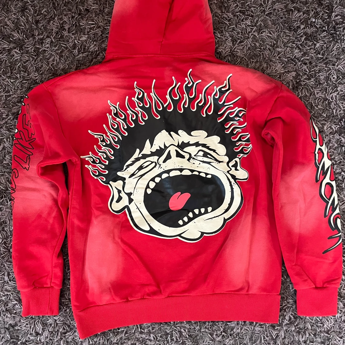 Röd hoodie från Hellstar Records med tryck - 1