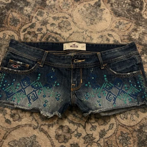 Lågmidjade  jeansshorts från Hollister - Ett par vintage low waist jeans shorts från Hollister. De är i jättebra skick. Se sista bilderna för mått. 