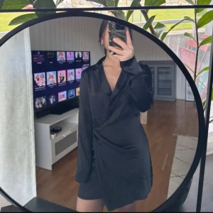 skortklänning - heej! säljer denna otroligt fina skortklänningen i satin. stl xs! 