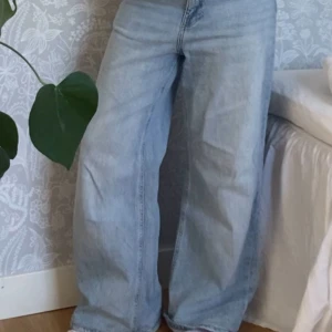 Ljusblå jeans  - Säljer dessa snygga ljusblå jeans☺️Är runt 160cm lång 