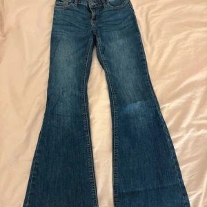 Blå bootcut jeans - Bootcut jeans lågmidjade från Lindex i strl 152/160. Använda några gånger men är i väldigt bra skick, säljer för att de är för korta för mig 🥰