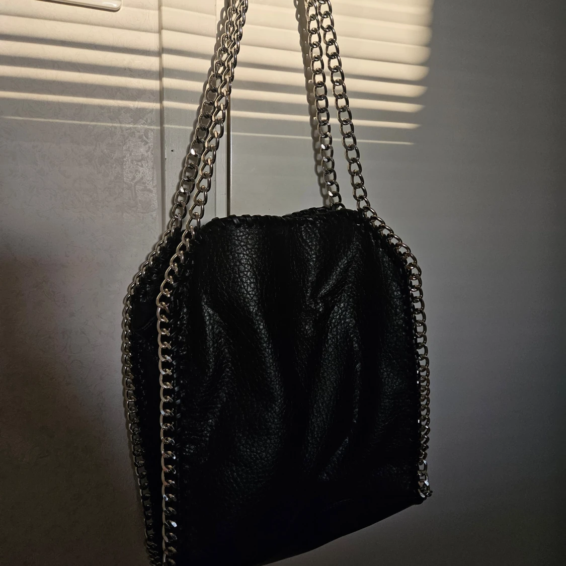 Svart axelväska med kedjedetaljer - 1