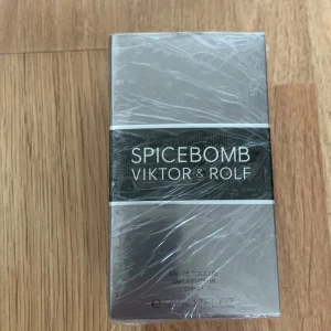 Spicebomb Viktor & Rolf - Spicebomb från Viktor & Rolf är en herrparfym med intensiv och kryddig doft. Flaskan har en unik design som liknar en granat. Perfekt för dig som gillar kraftfulla och maskulina dofter. 